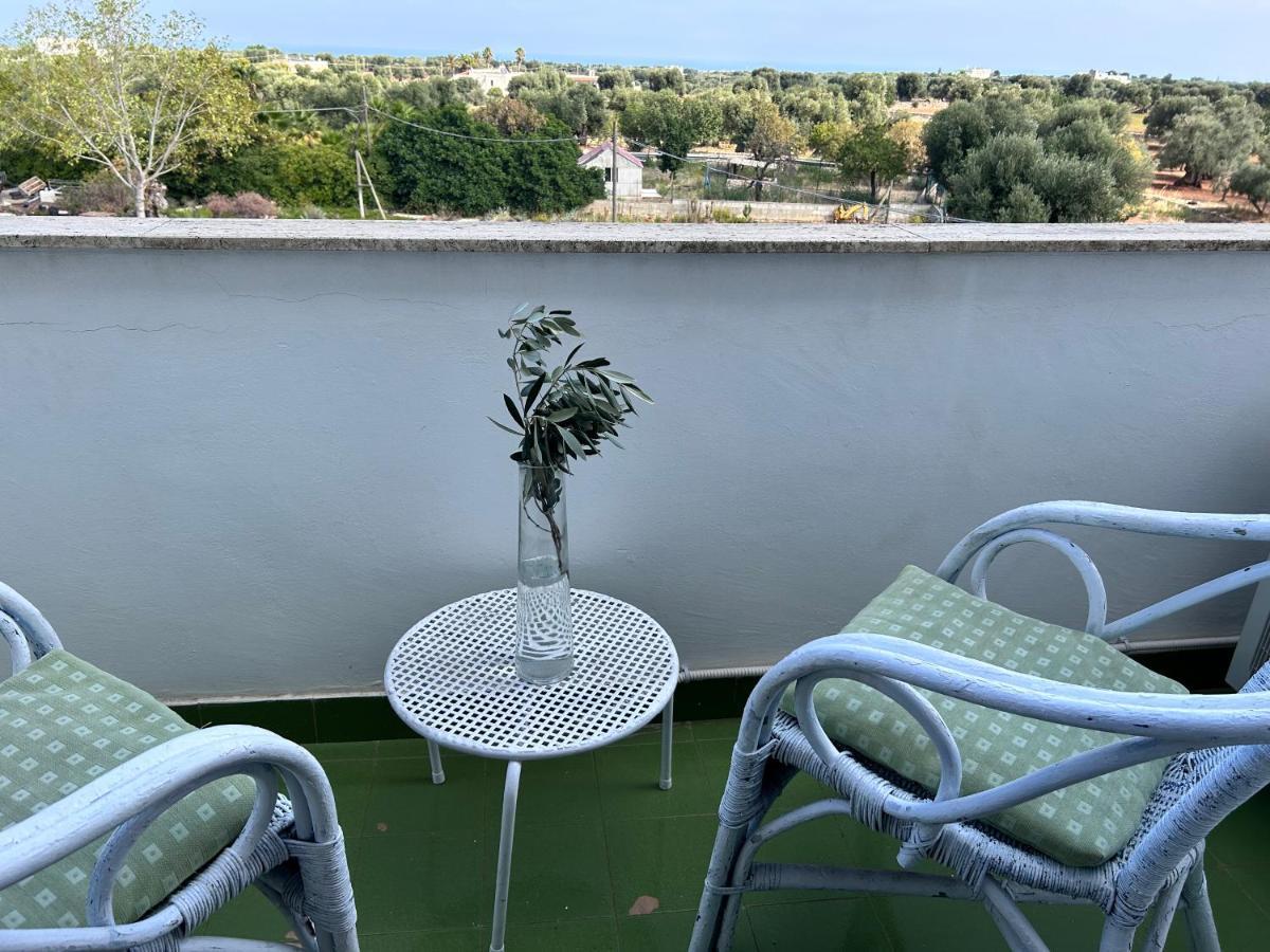 Casa con finestra che vede il mare Villa Fasano Esterno foto