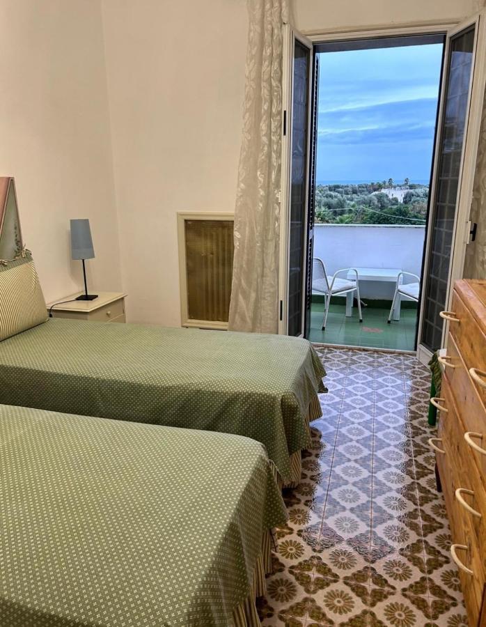 Casa con finestra che vede il mare Villa Fasano Esterno foto