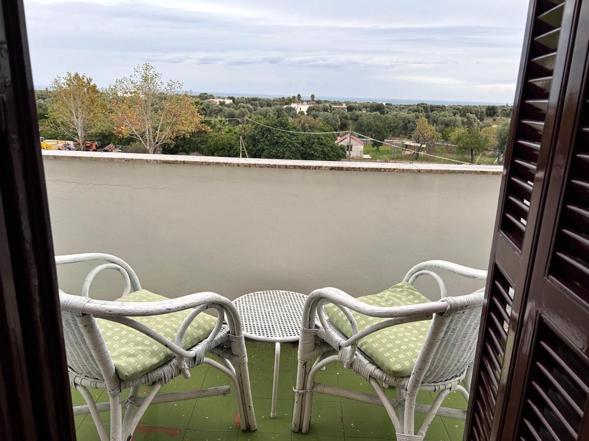Casa con finestra che vede il mare Villa Fasano Esterno foto