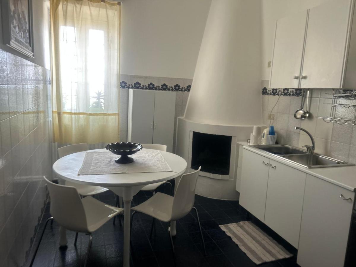 Casa con finestra che vede il mare Villa Fasano Esterno foto